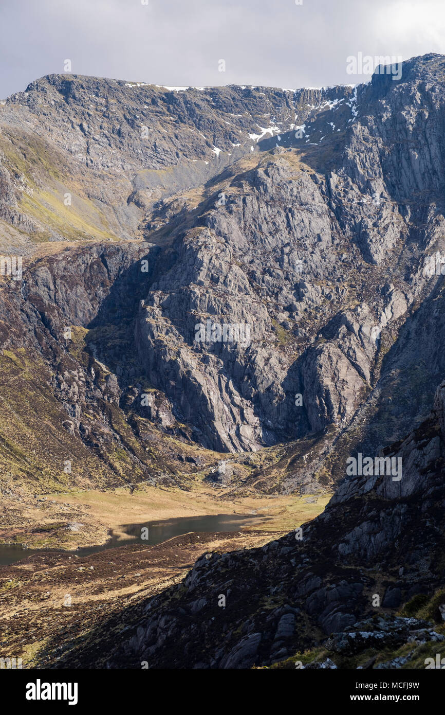 Vista di lastre Idwal balze di roccia e anziani cresta sopra Cwm Idwal Glyderau nelle montagne del Parco Nazionale di Snowdonia. Ogwen, il Galles del Nord, Regno Unito, Gran Bretagna Foto Stock