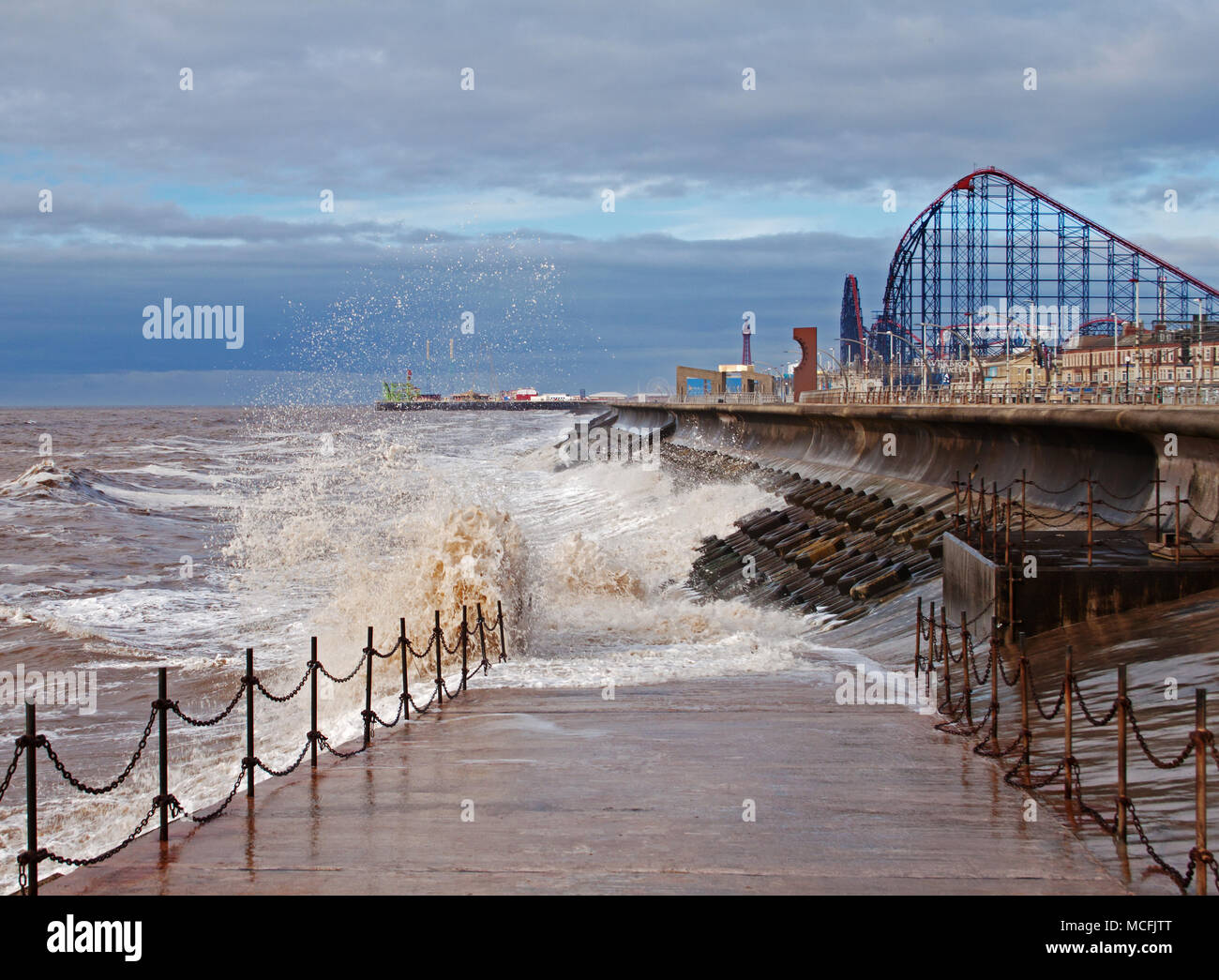 Piena marea a Blackpool, con il big one, Blackpool Pleasure Beach, in background Foto Stock