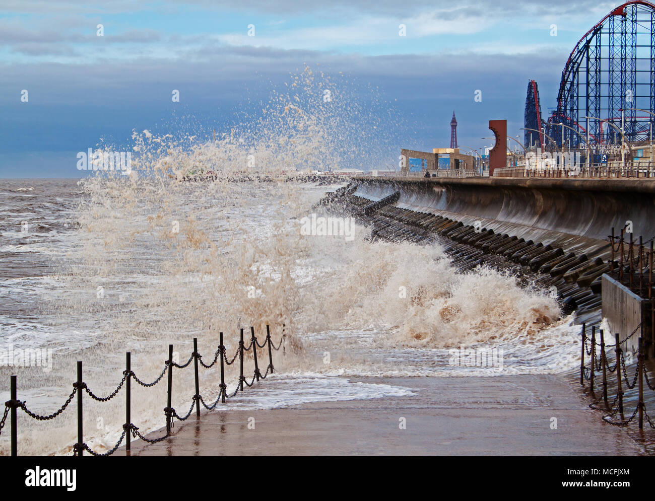 Gli spruzzi di marea a Blackpool su un brillante inizio giornata di primavera Foto Stock