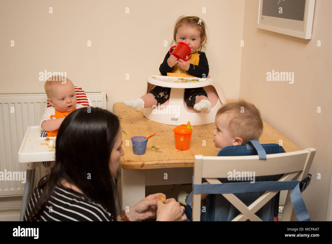 Bambini e bambini che hanno uno spuntino al vivaio, Regno Unito Foto Stock