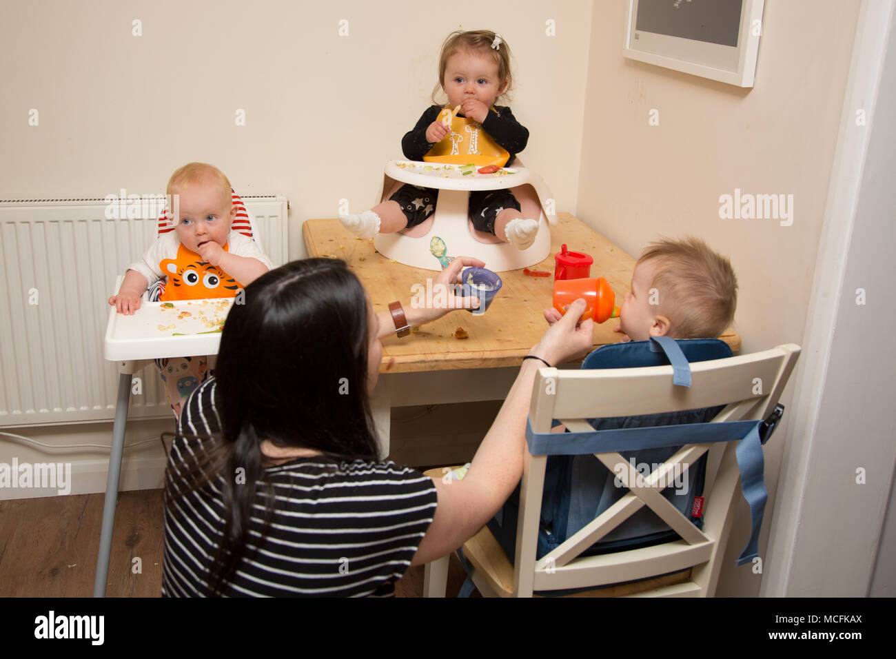 Bambini e bambini che hanno uno spuntino al vivaio, Regno Unito Foto Stock