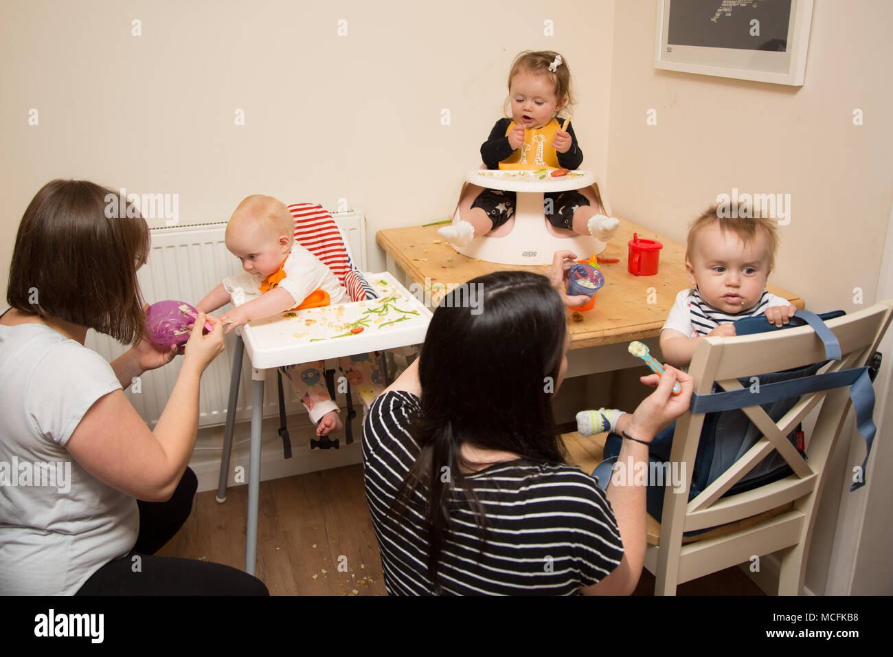 Bambini e bambini che hanno uno spuntino al vivaio, Regno Unito Foto Stock