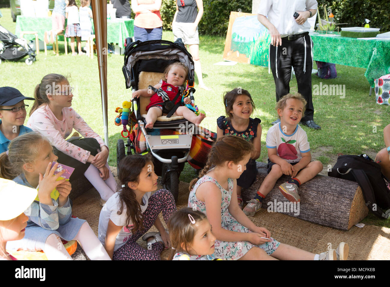 Uno spettacolo per bambini nel parco, Londra, Regno Unito Foto Stock