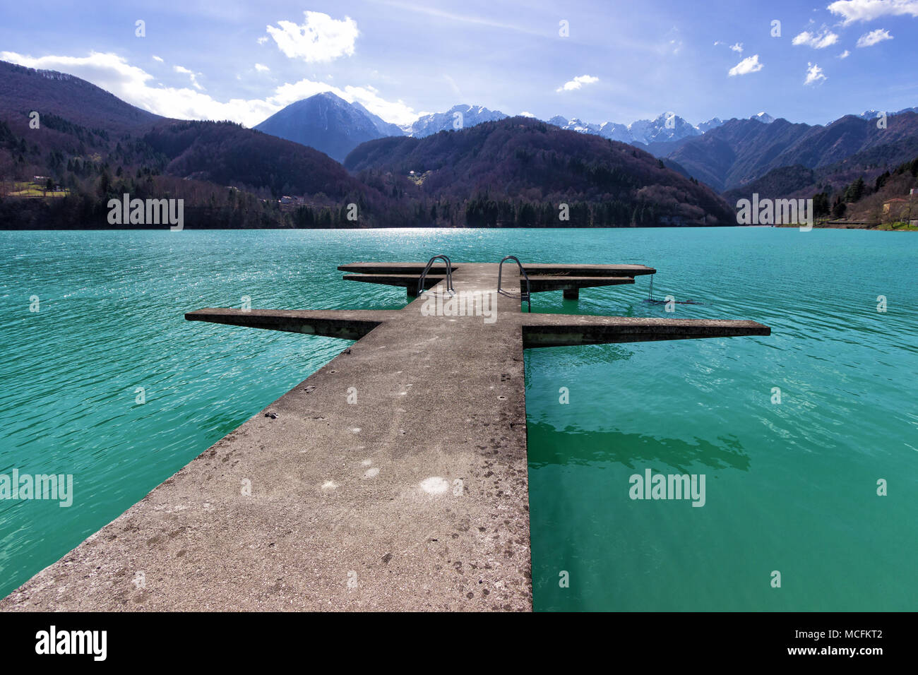 L'Italia, Valcellina. Vista del lago di Barcis di acqua cristallina circondata da monti all'orizzonte Foto Stock
