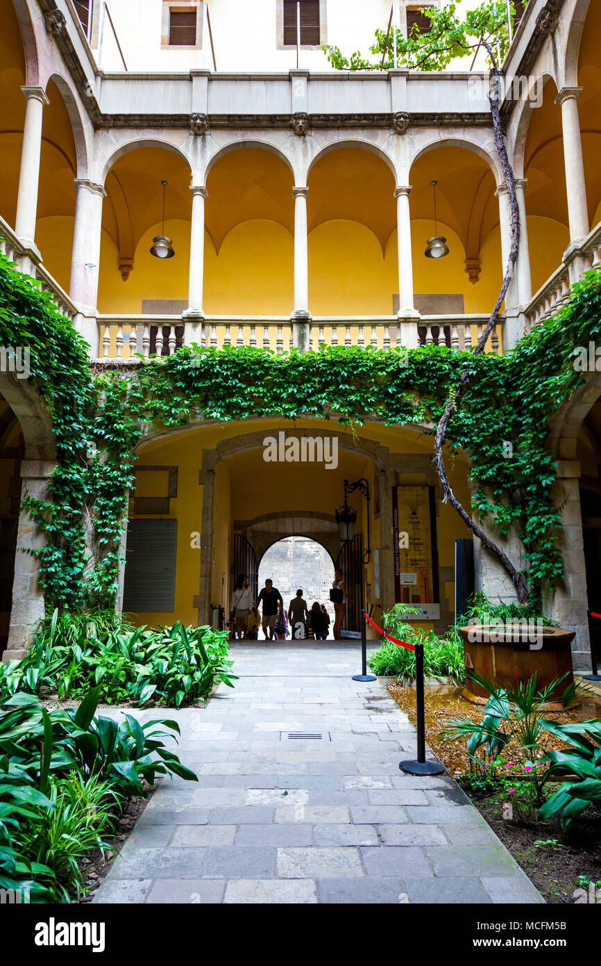 Palau del Lloctinent (tenente palazzo del XVI secolo cortile rinascimentale nel Quartiere Gotico (Barri Gotic), Barcellona, Spagna Foto Stock