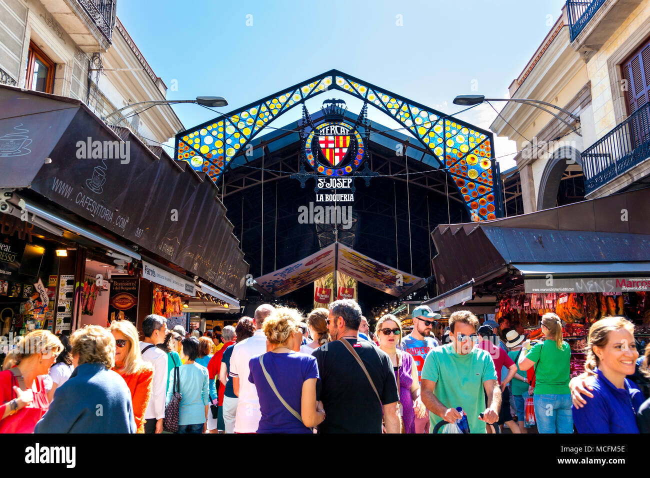 La folla di visitatori all'ingresso del mercato La Boqueria a Barcellona, Spagna Foto Stock