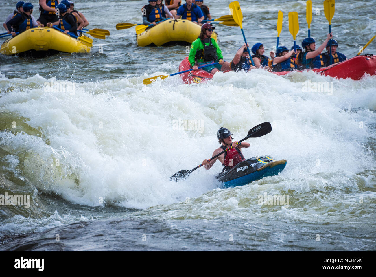 Whitewater rafting e kayak freestyle sul fiume Chattahoochee a Columbus, Georgia. (USA) Foto Stock