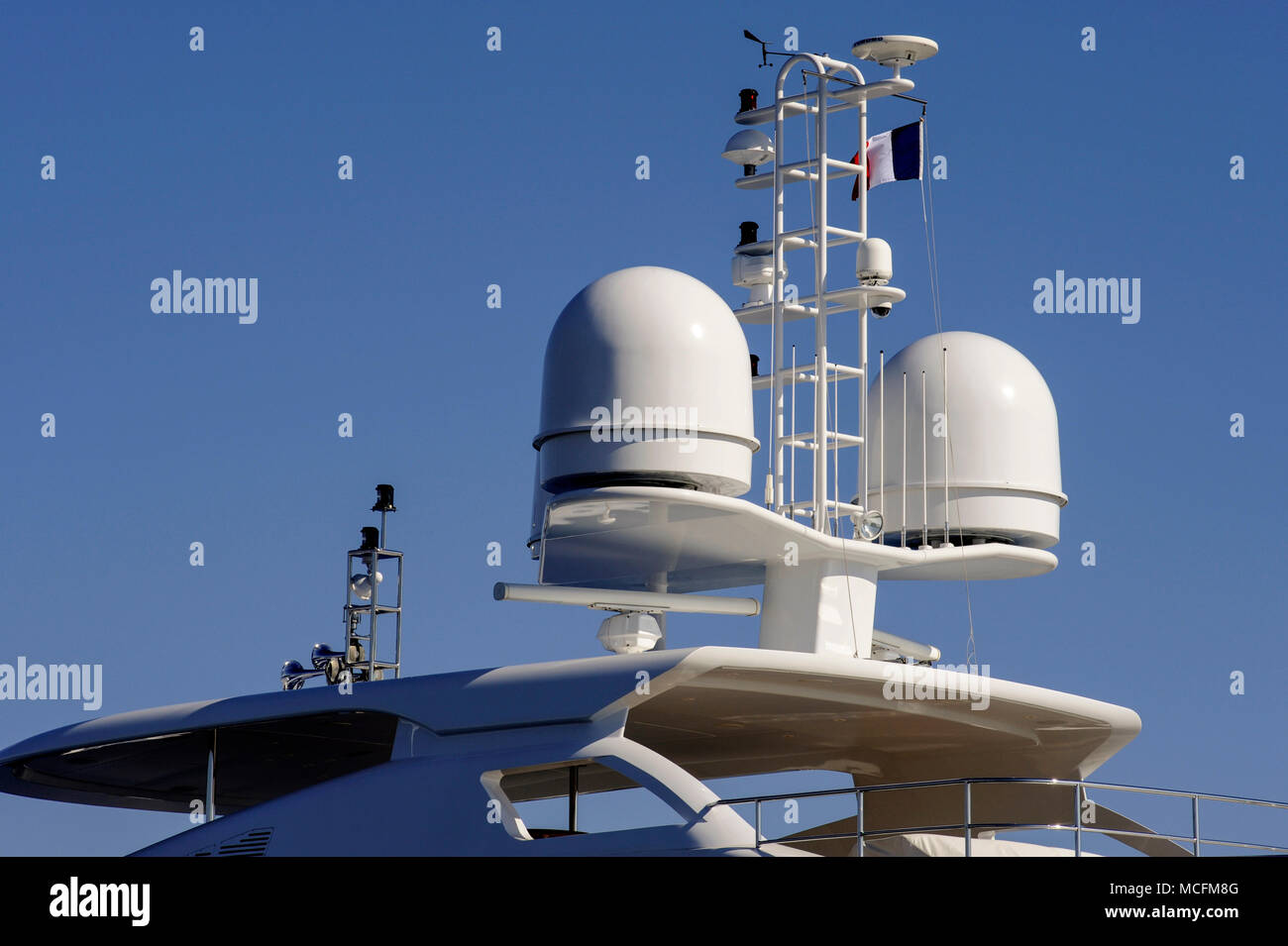 Yacht e super yacht il montante dell'ANTENNA - Satelliti cupole - Barche - i radar per la navigazione GPS- mare SISTEMA DI NAVIGAZIONE - YACHT CANNES Francia © F.BEAUMONT Foto Stock