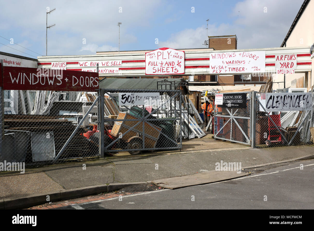 Viste generali da un cantiere di rottami e di seconda mano mercanti di legno chiamato Arfurs cantiere a Bognor Regis, West Sussex, Regno Unito. Foto Stock