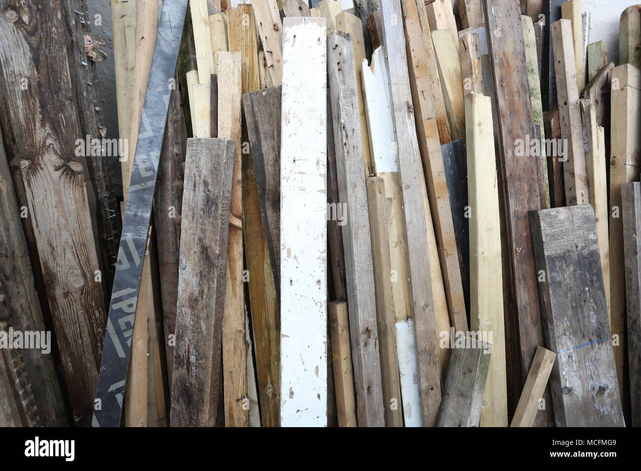 Viste generali da un cantiere di rottami e di seconda mano mercanti di legno chiamato Arfurs cantiere a Bognor Regis, West Sussex, Regno Unito. Foto Stock