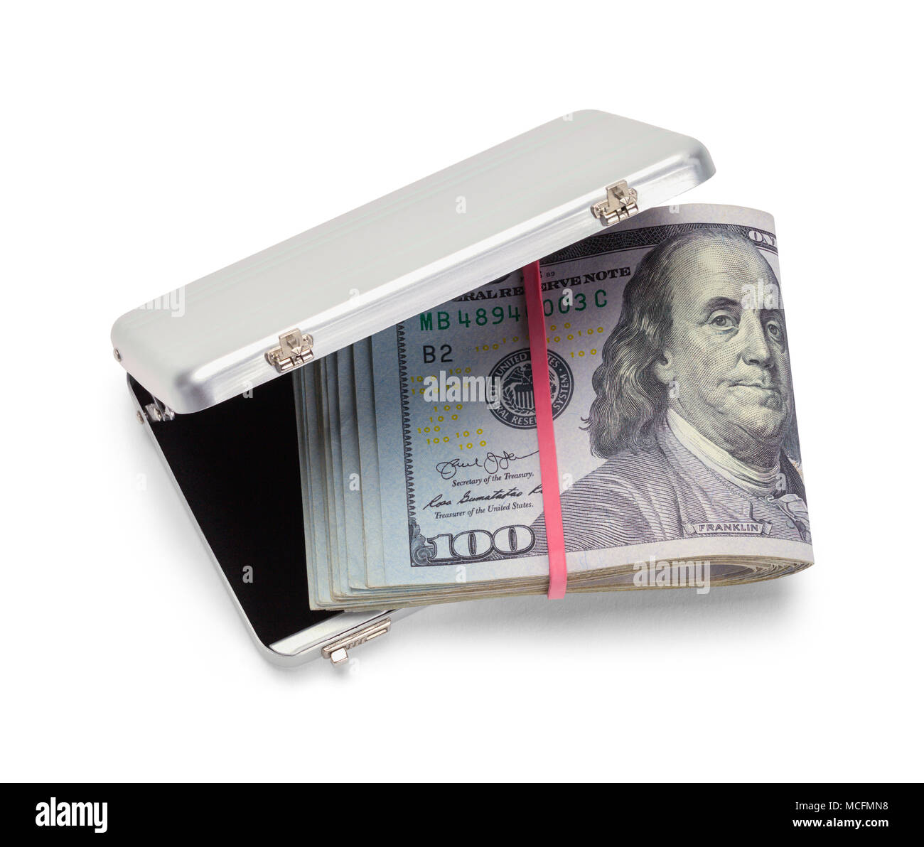 Valigetta di grigio piene di soldi isolato in uno sfondo bianco. Foto Stock