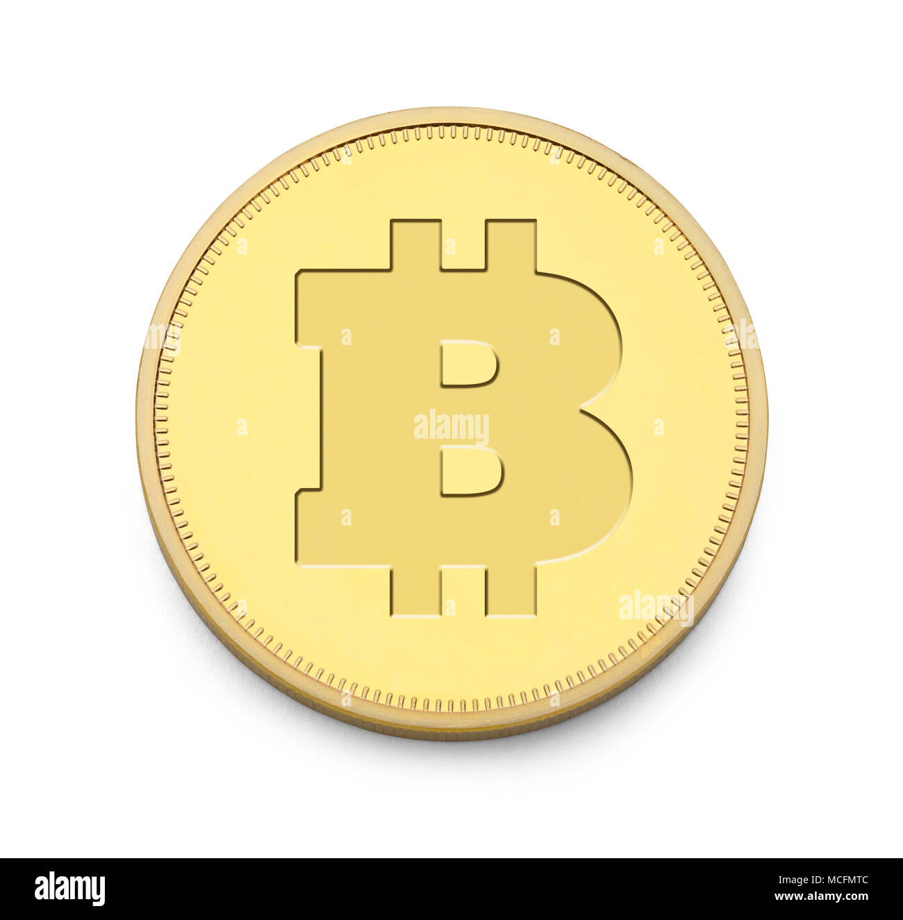 Oro singolo Bitcoin isolato su uno sfondo bianco. Foto Stock