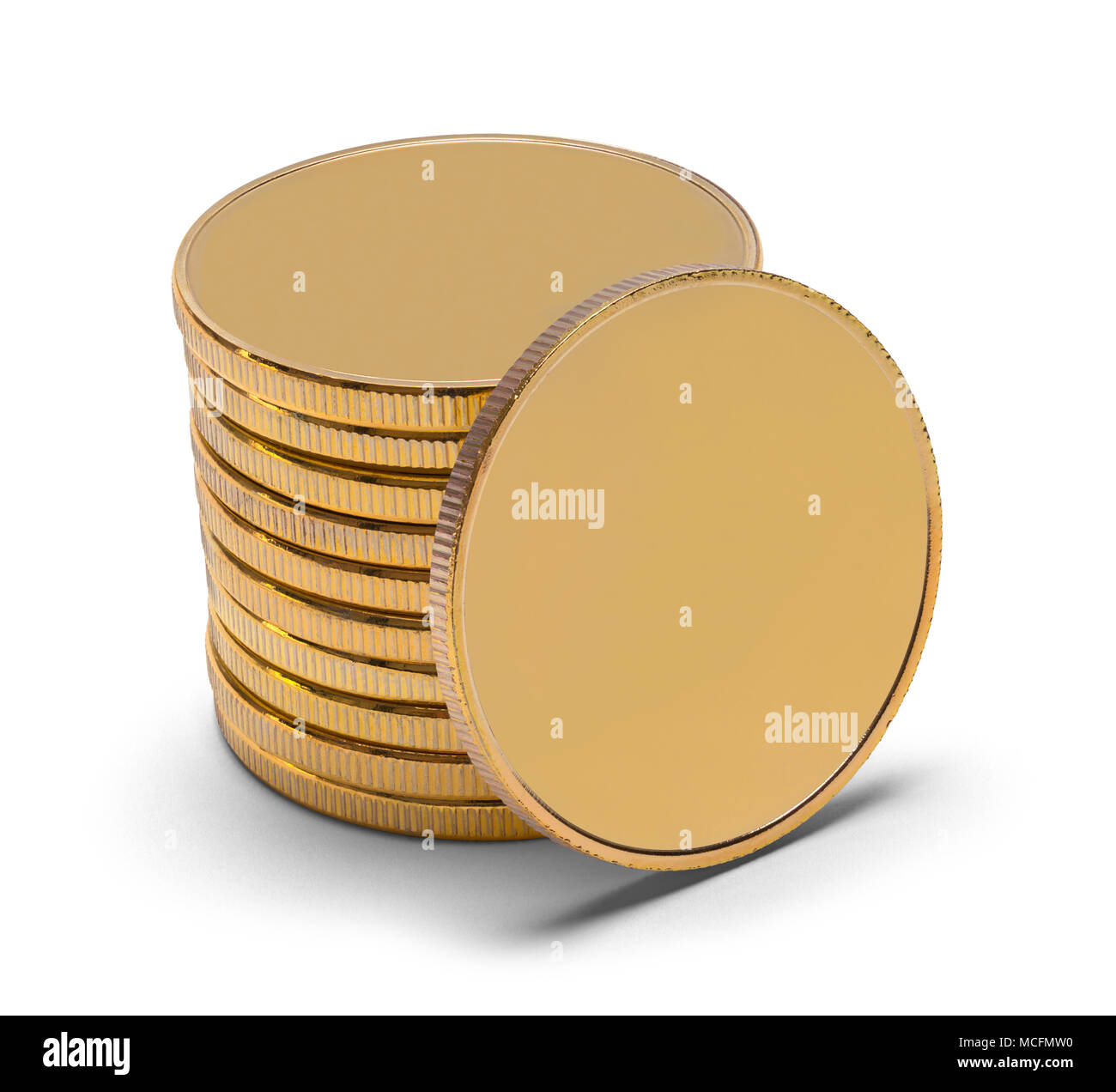 Pila di monete d'oro isolato su uno sfondo bianco. Foto Stock