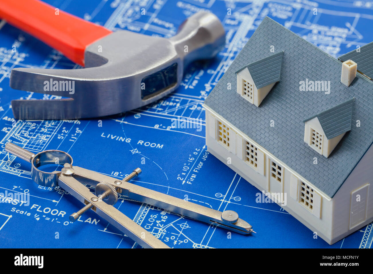 Blueprint con un modello di casa e di strumenti di costruzione. Foto Stock