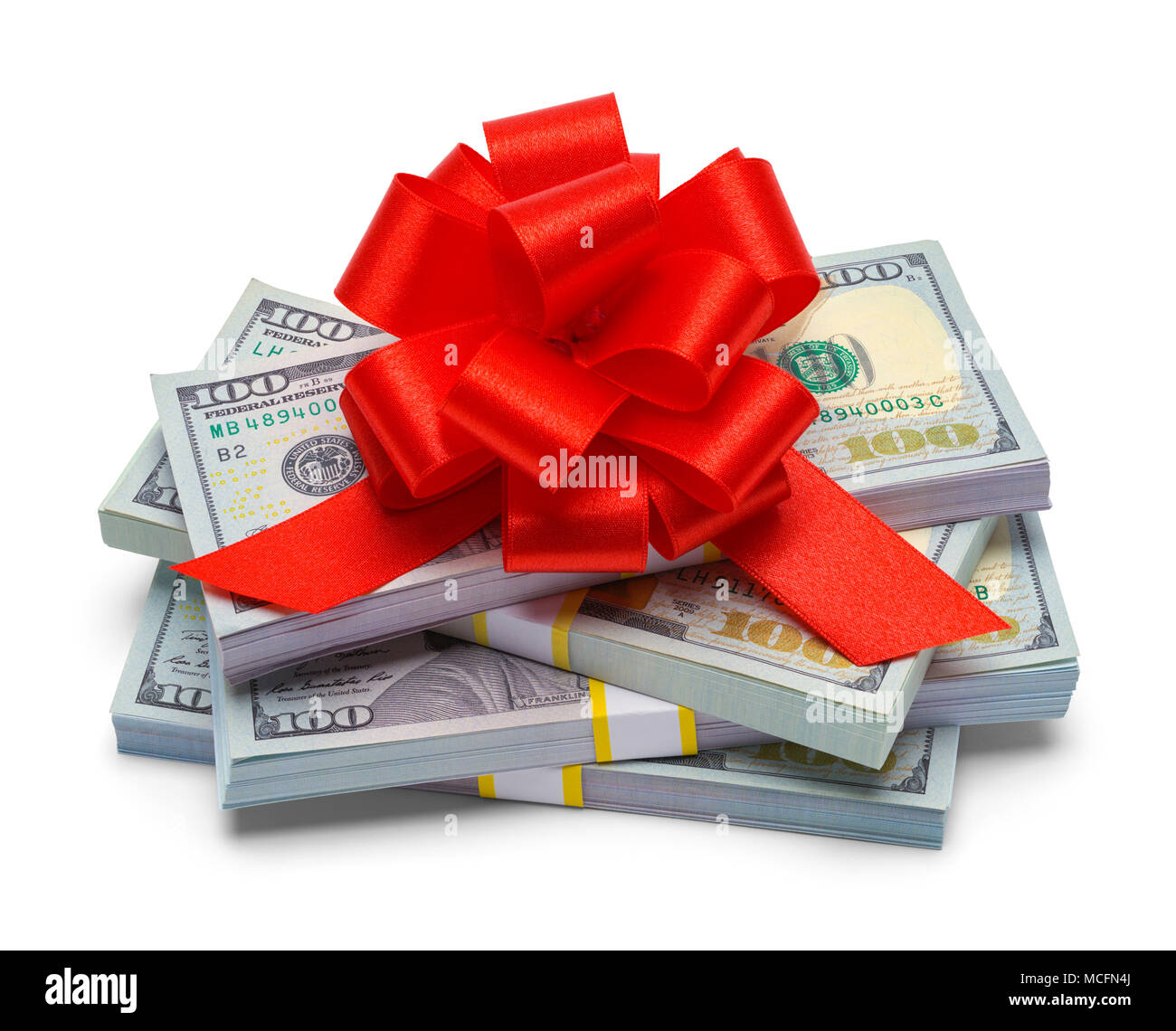 Pila di denaro con un regalo rossa Bow isolato su uno sfondo bianco. Foto Stock
