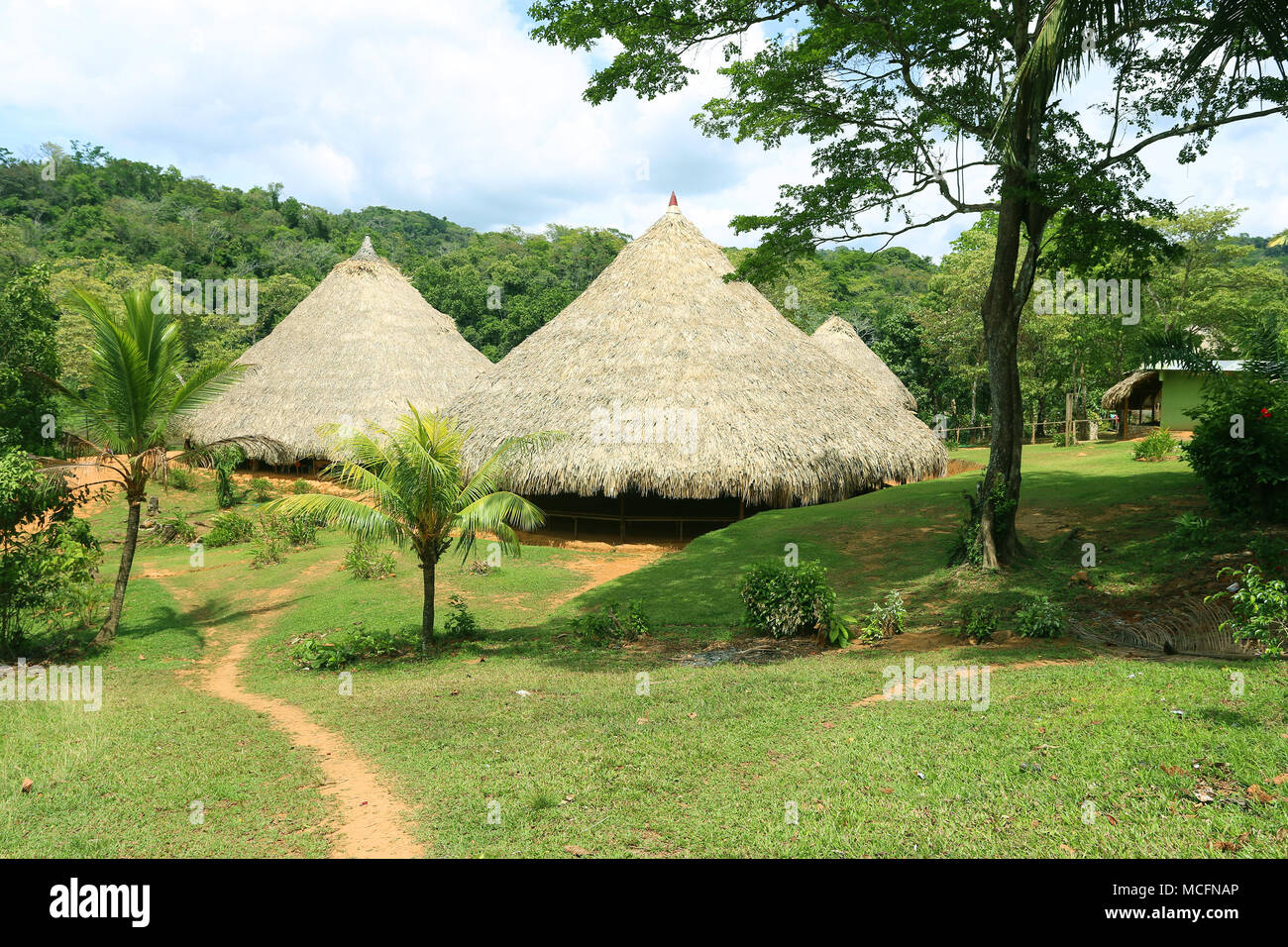 Un autentico rifugio di paglia nel territorio indigeno di Panama. Foto Stock