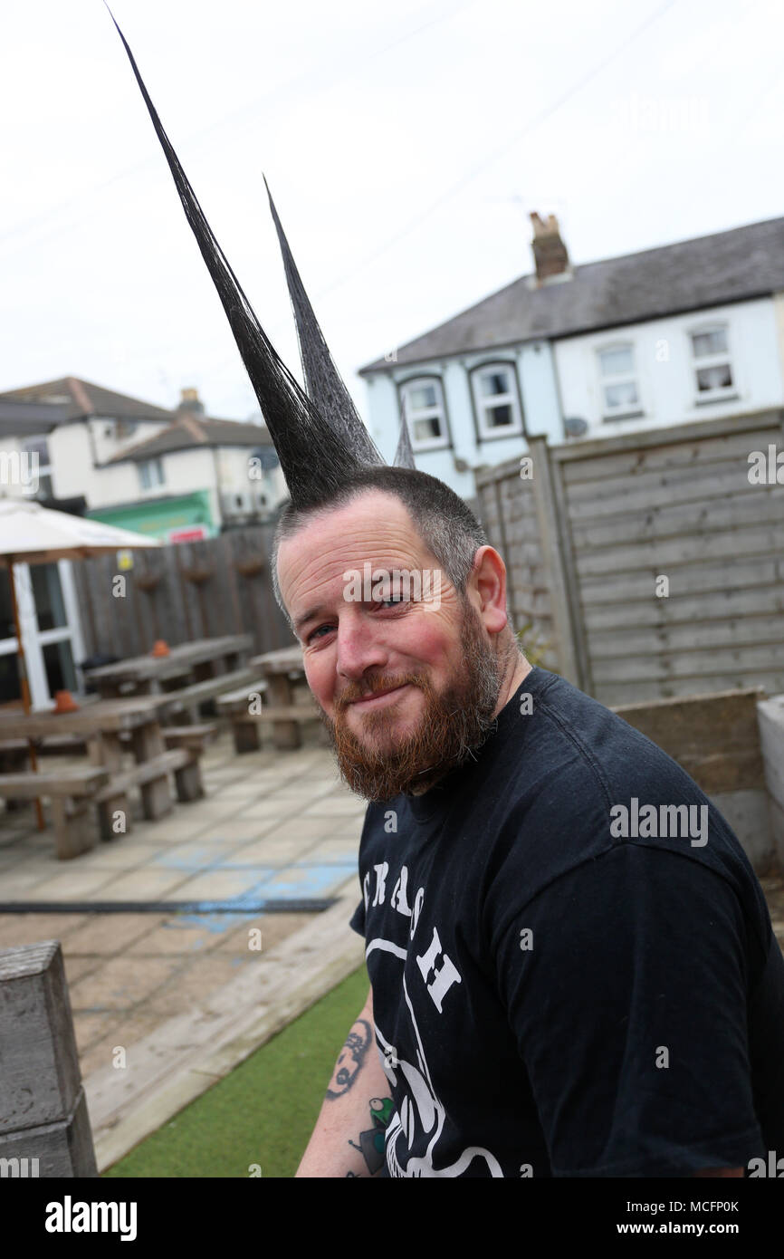 Uomo con mohawk / mohicano acconciatura nella foto a Bognor Regis, West Sussex, Regno Unito. Foto Stock