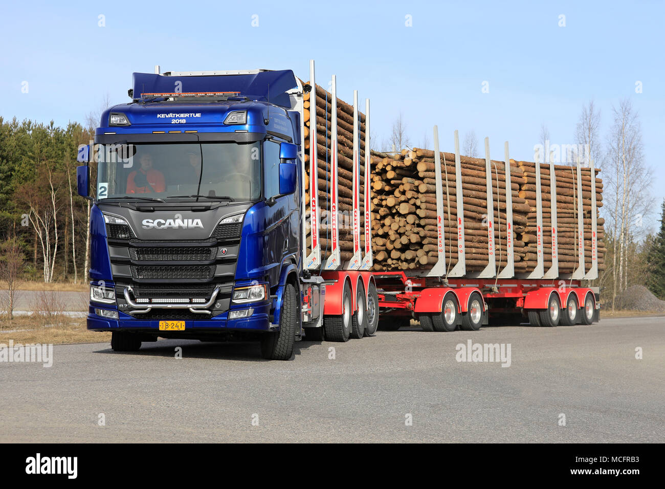 LIETO, Finlandia - 12 Aprile 2018: Blu Scania R730 carrello registrazione fa girare a sinistra sulla prova di guida durante il tour di Scania 2018 in Turku. Foto Stock