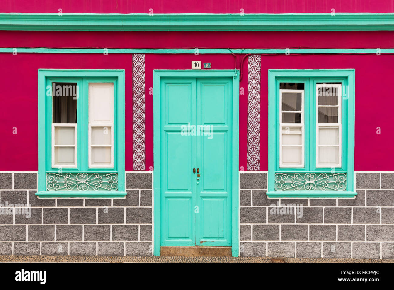 Colorata facciata della casa Foto Stock
