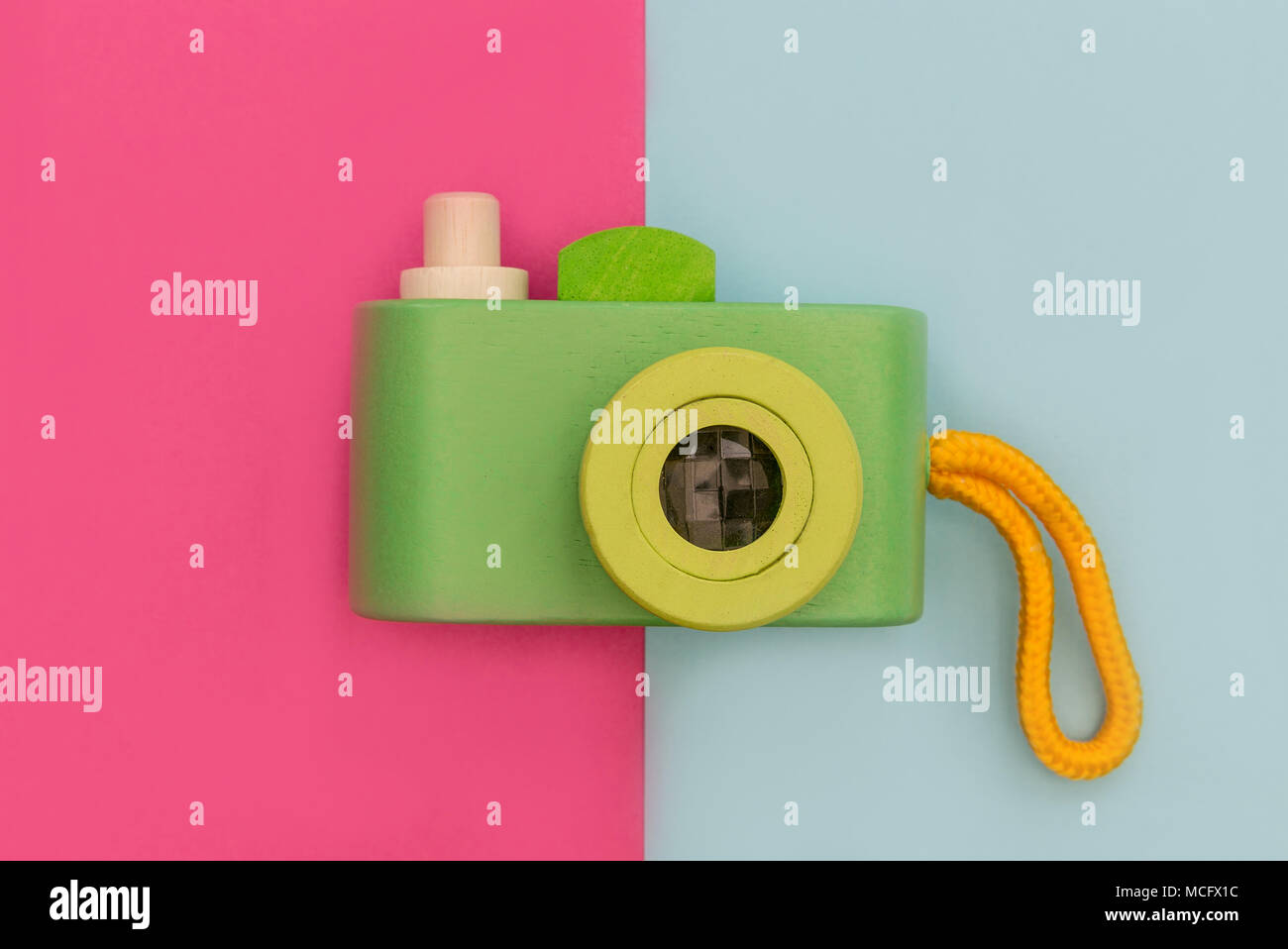 Fotocamera retrò sul rosa chiaro e sfondo blu Foto Stock