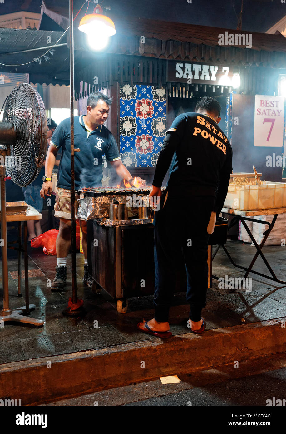 Diners, locale expat e turistico, al Lau Pa Sat, Il Satay Club, nel quartiere centrale degli affari, Singapore Foto Stock