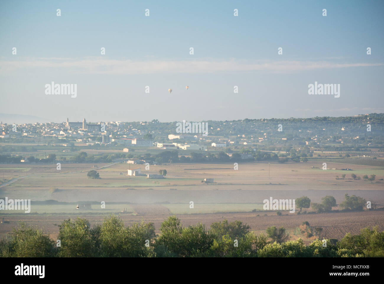 Voli in Mongolfiera nella nebbia mattutina, Mallorca, Spagna Foto Stock