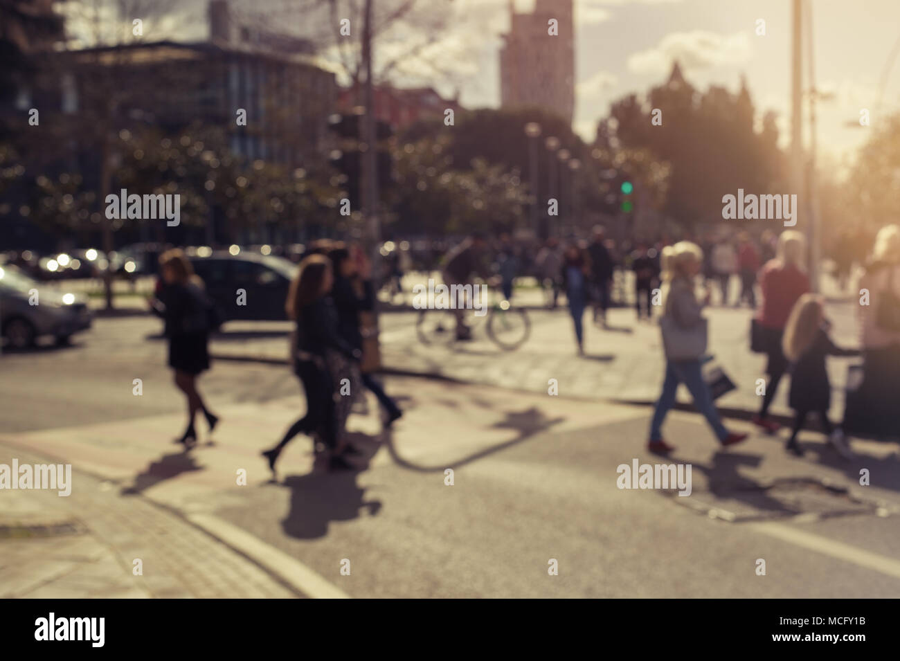 Immagine sfocata di persone che si muovono in città affollata strada. Foto Stock