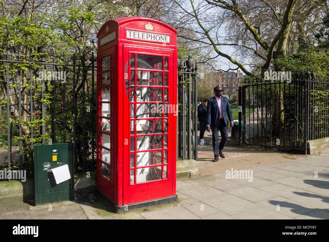 Un convertito opere Pod red K6 casella Telefono su Russell Square, Bloomsbury, London WC1, Regno Unito Foto Stock