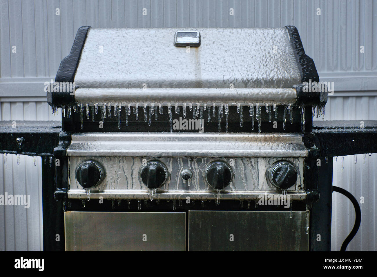 Montreal, Canada,16,Aprile,2018.Il barbecue coperto con ghiaccio e nevischio. Credit:Mario Beauregard/Alamy Live News Foto Stock