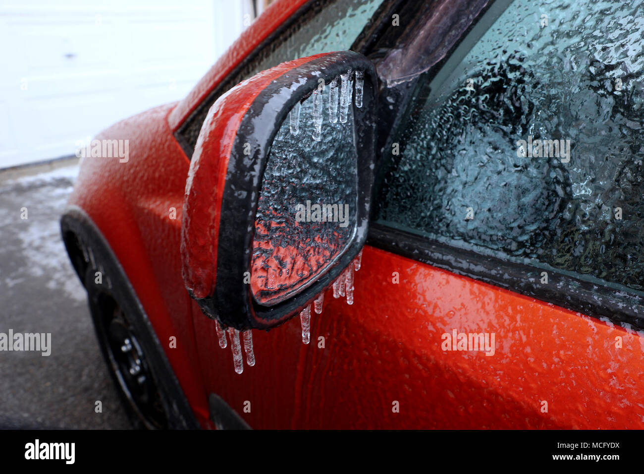 Montreal, Canada,16,Aprile,2018.specchio auto coperto con ghiaccio e nevischio. Credit:Mario Beauregard/Alamy Live News Foto Stock