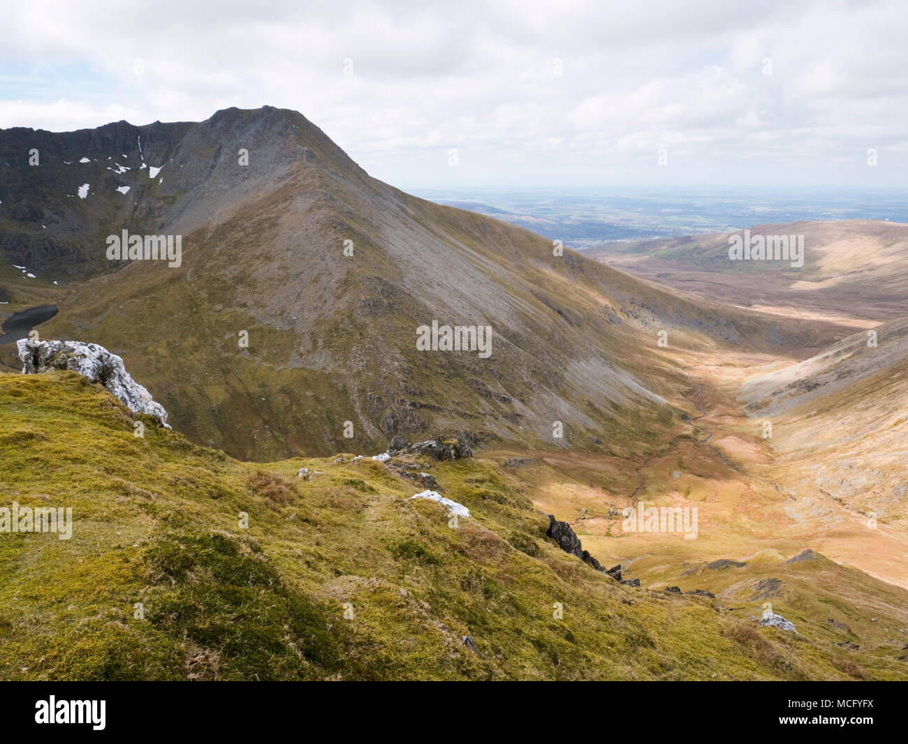 Il picco Carneddau di Yr Elen visto attraverso Cwm Caseg dai pendii settentrionali della vicina Carnedd Llewelyn Foto Stock