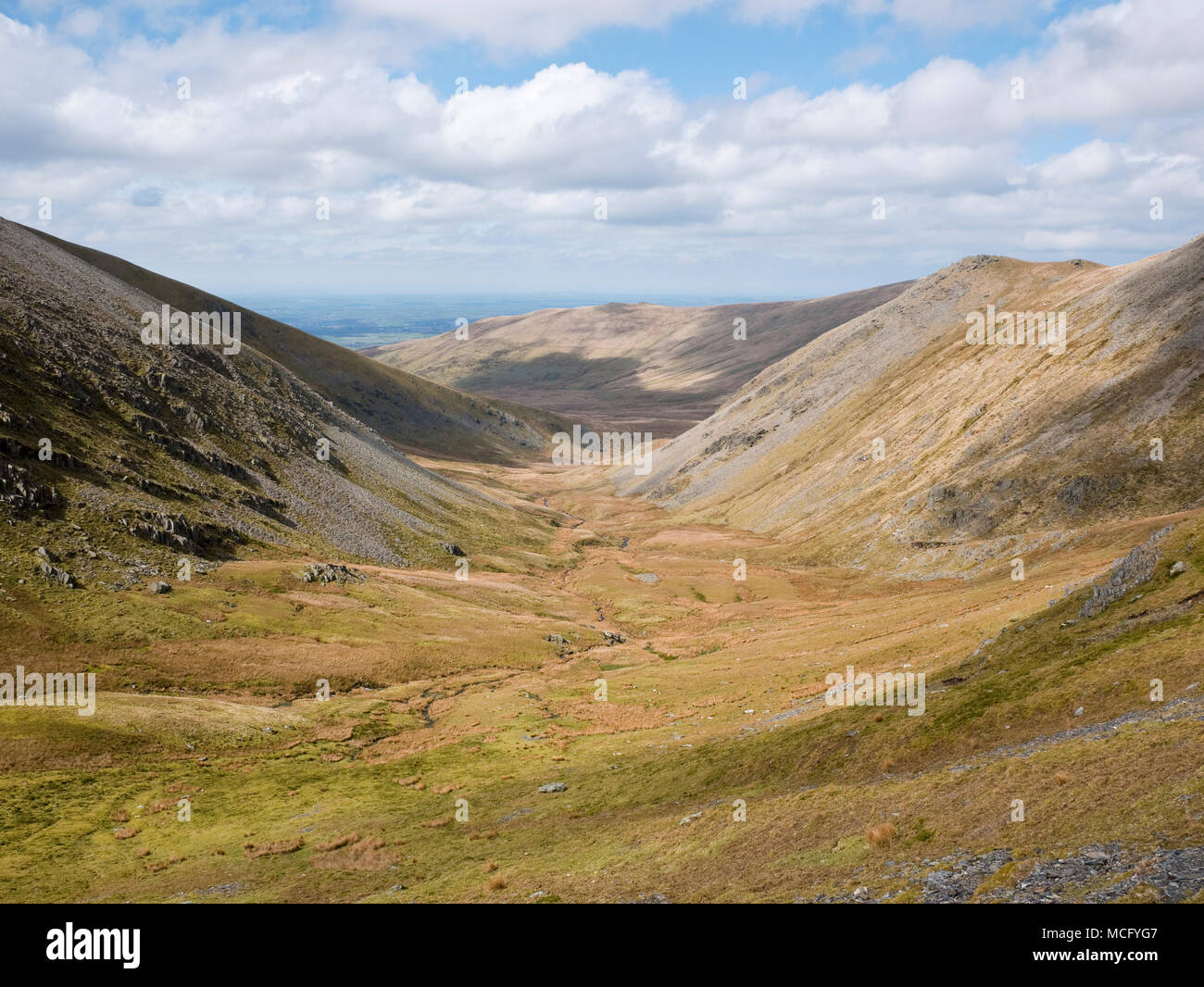 Corso di Afon (fiume) Caseg lungo Cwm Caseg in Snowdonia's Carneddau mountains. Gyrn Wigau si trova davanti, mentre Yr Elen sorge a sinistra Foto Stock