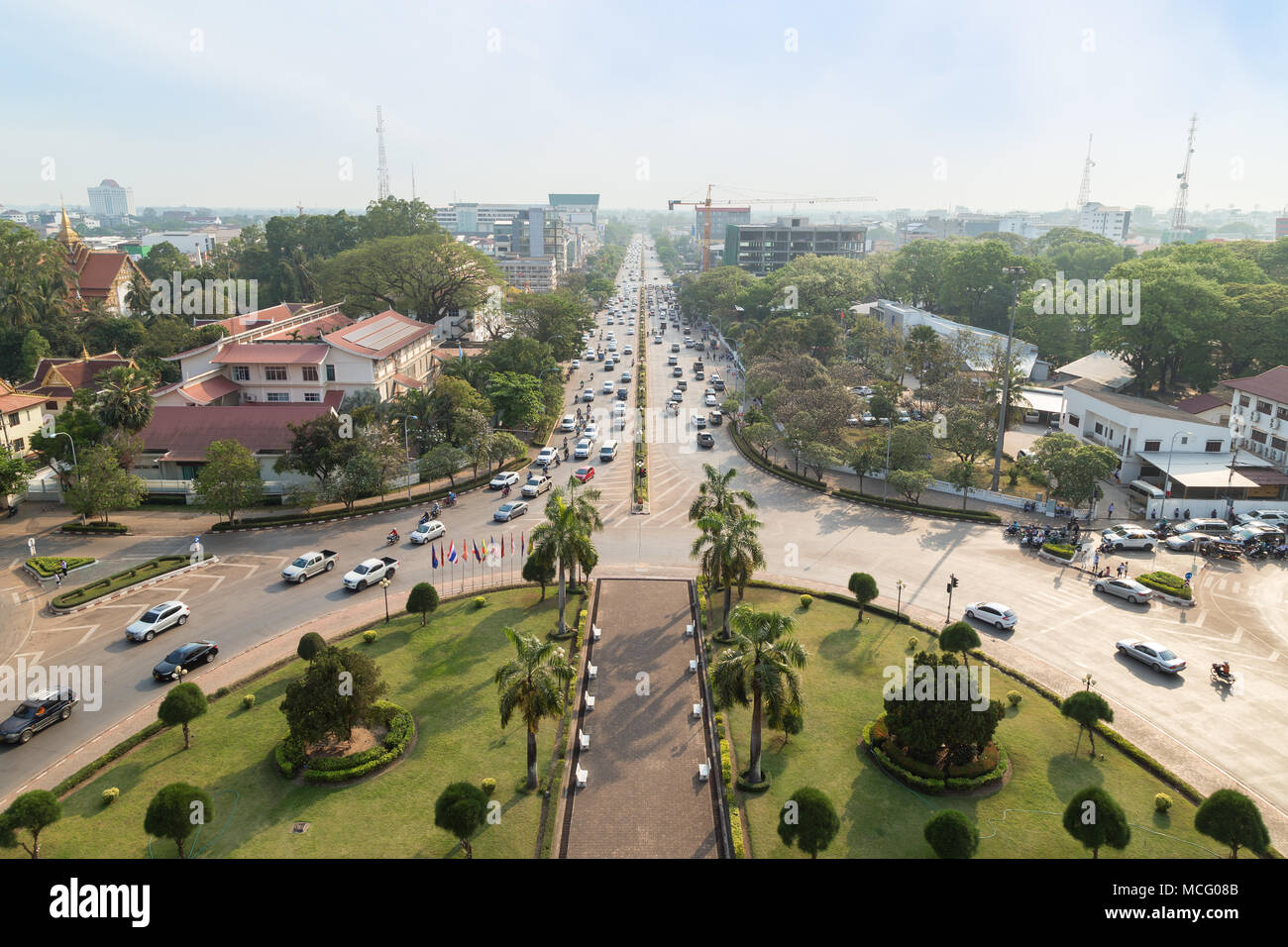 Vista del Parco Patuxai e il traffico sul Ave Lane Xang street dalla sommità del Patuxai (Vittoria gate o gate del trionfo) monumento a Vientiane. Foto Stock