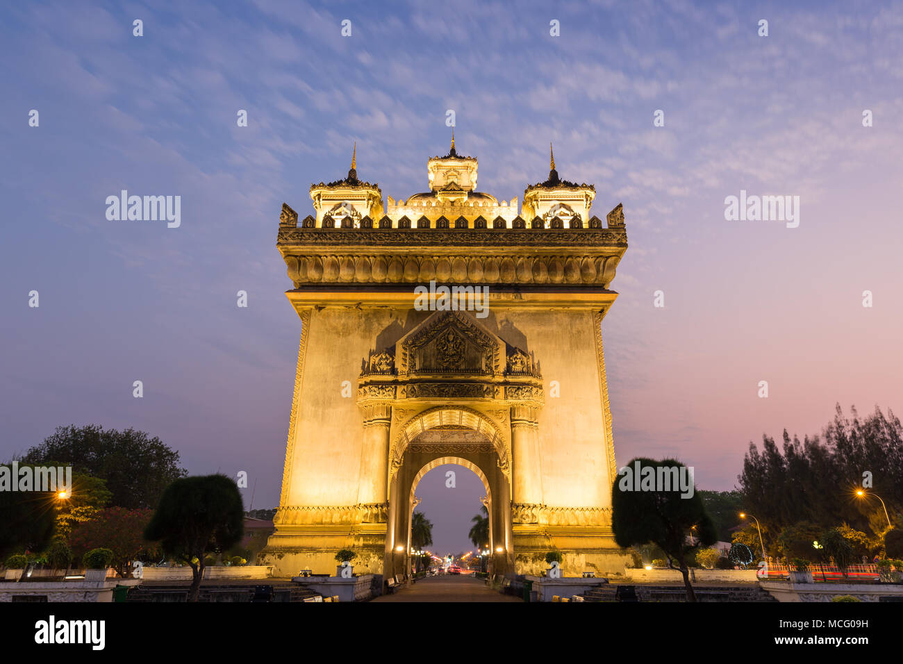 Vista frontale del Patuxai lit (Vittoria gate o gate del trionfo) monumento di guerra in Vientiane, Laos, al tramonto. Foto Stock