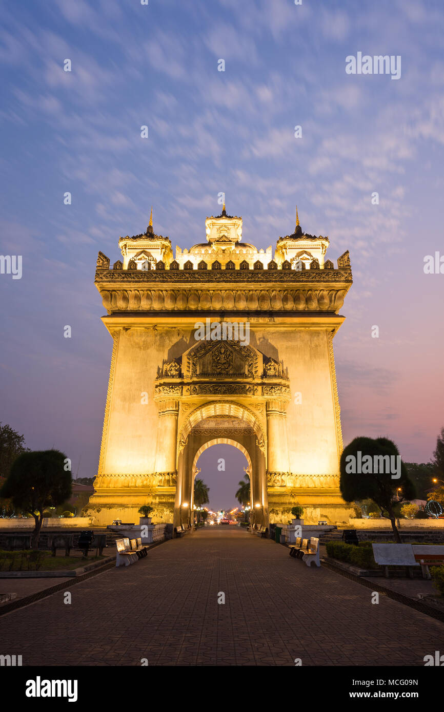 Vista frontale del Patuxai lit (Vittoria gate o gate del trionfo) monumento di guerra in Vientiane, Laos, al tramonto. Foto Stock