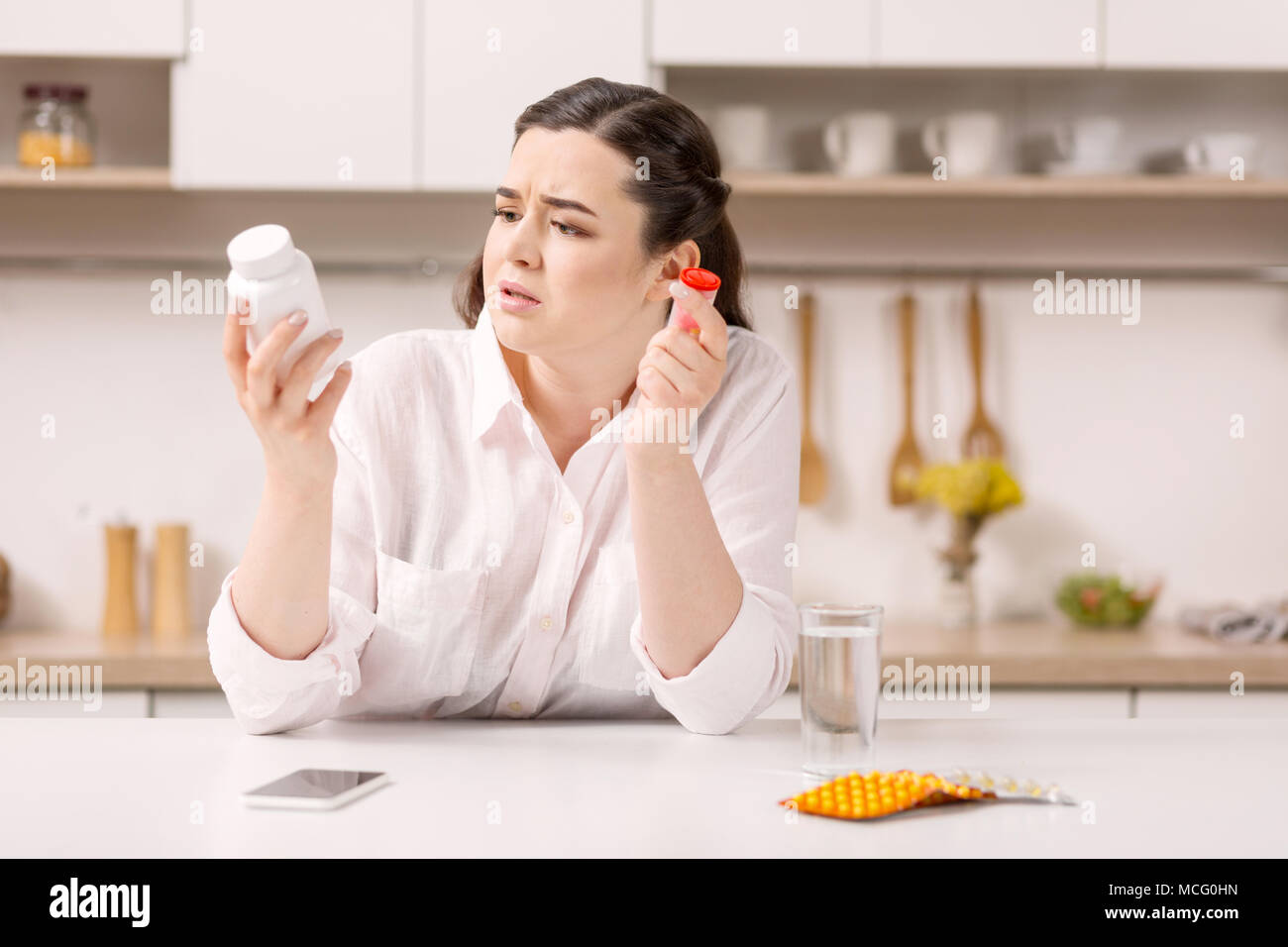 Interessato pretty woman la selezione di farmaci Foto Stock