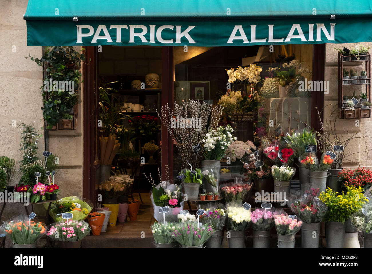 Una grande varietà di fiori recisi in contenitori di metallo sul display al di fuori di un fioraio sull'Il St Louis, Parigi, Francia, Europa Foto Stock