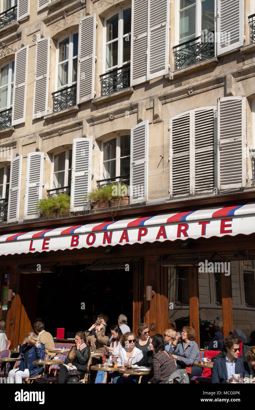 Le Bonaparte, un popolare cafe nel luogo St-Michel, Parigi, Francia, Europa Foto Stock