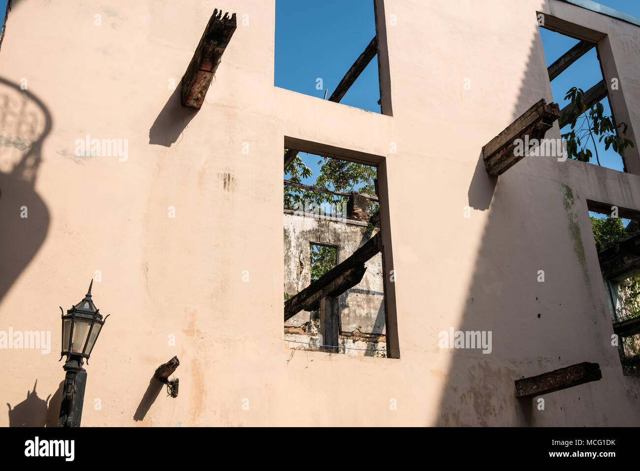 Facciata di edificio , storica casa rovina esterno nel Casco Viejo, Panama City, Foto Stock