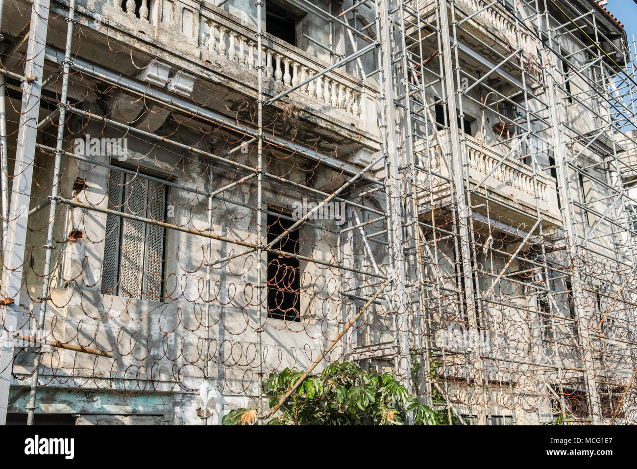 Ponteggio e barbwire sulla vecchia facciata di edificio , Casco Viejo, Panama City Foto Stock