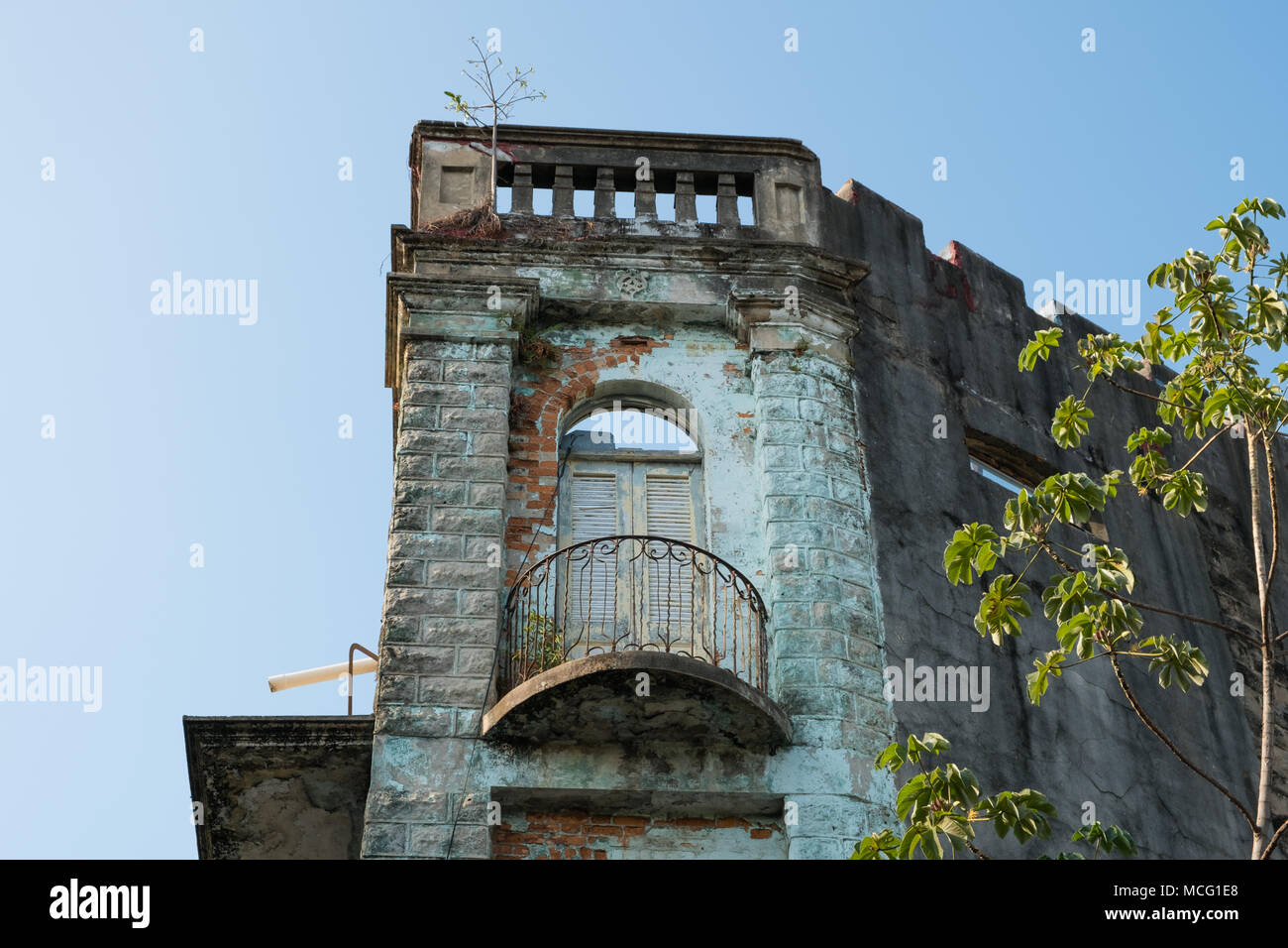 Storica facciata di edificio nel centro storico della città (Casco Viejo) nella città di Panama Foto Stock
