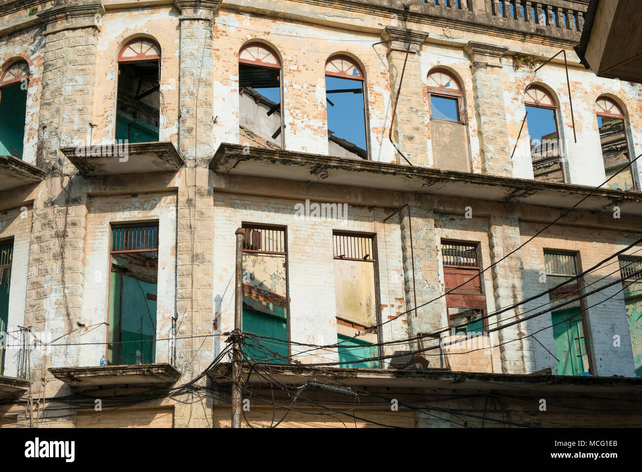 Storica facciata di edificio nel centro storico della città (Casco Viejo) nella città di Panama Foto Stock