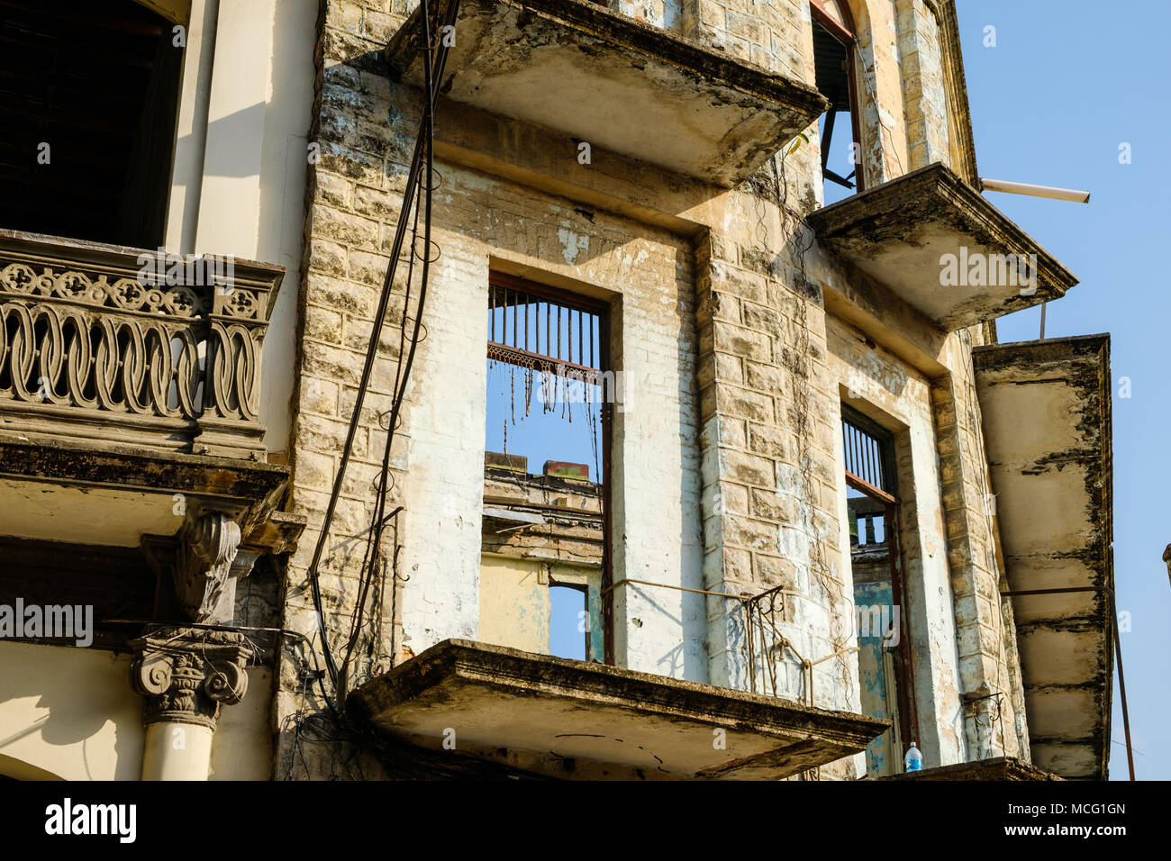 Facciata di edificio , storica casa rovina esterno nel Casco Viejo, Panama City, Foto Stock