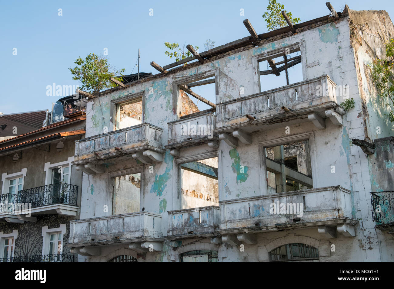 Storica facciata di edificio nel centro storico della città (Casco Viejo) nella città di Panama Foto Stock