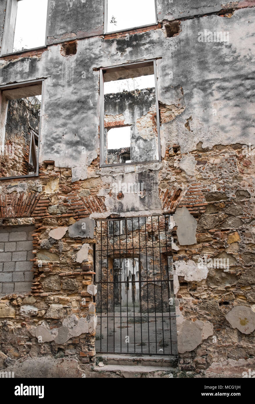 Facciata di edificio , storica casa rovina esterno nel Casco Viejo, Panama City, Foto Stock