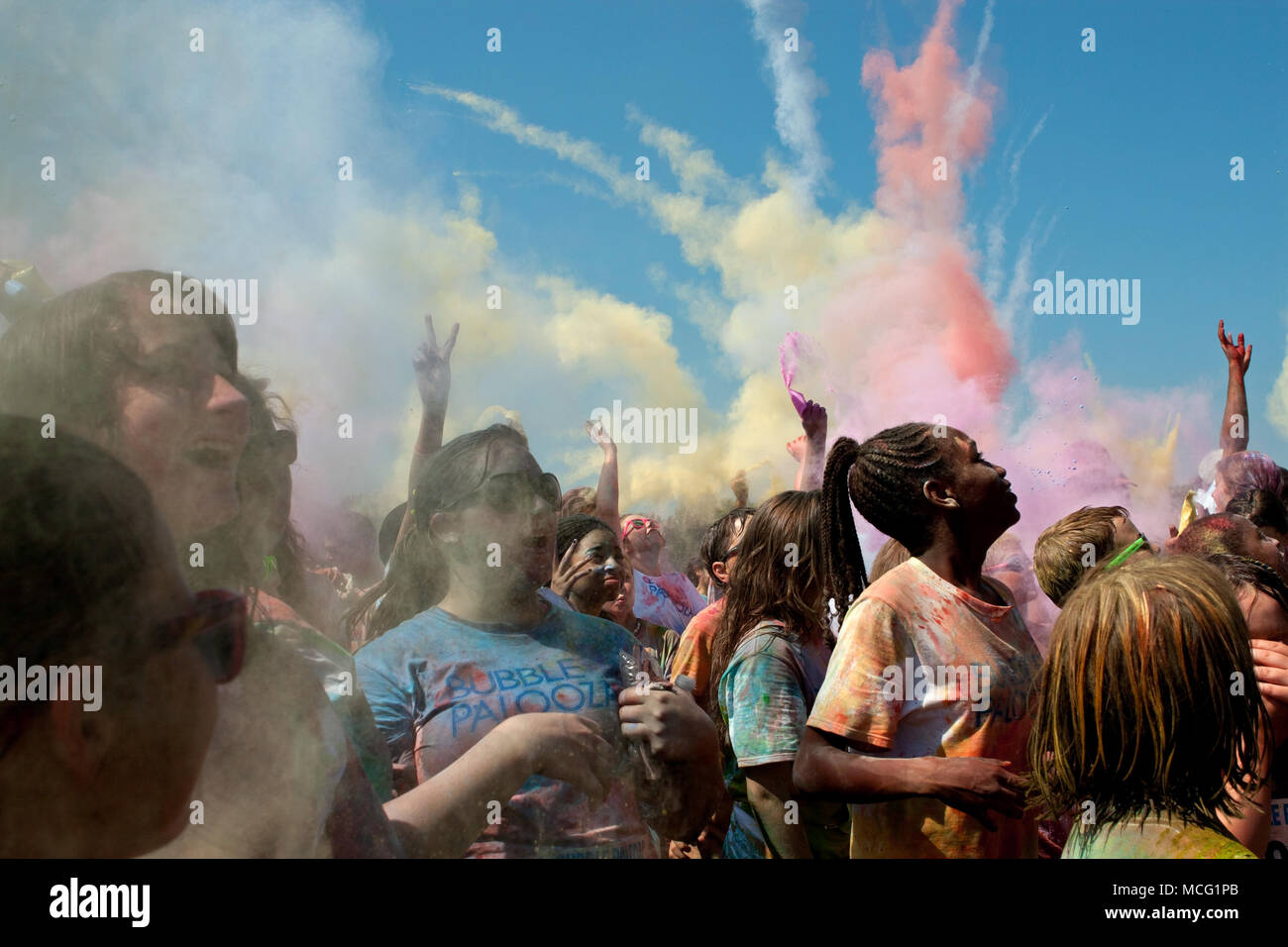 Lawrenceville, GA, Stati Uniti d'America - 31 Maggio 2014: la gente buttare i pacchetti colorati di amido di mais in aria per creare un esplosione di colori a bolla Palooza. Foto Stock