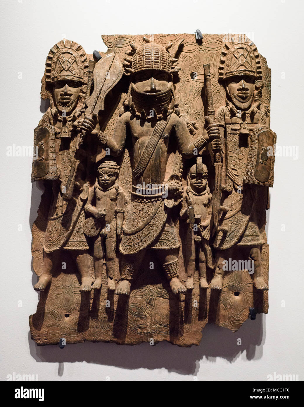 Berlino. Germania. Benin bronzi. Oba / Re con quattro operatori (Enobore), cinque-seicentesco, targa in ottone. Dal royal court palace del Regno o Foto Stock