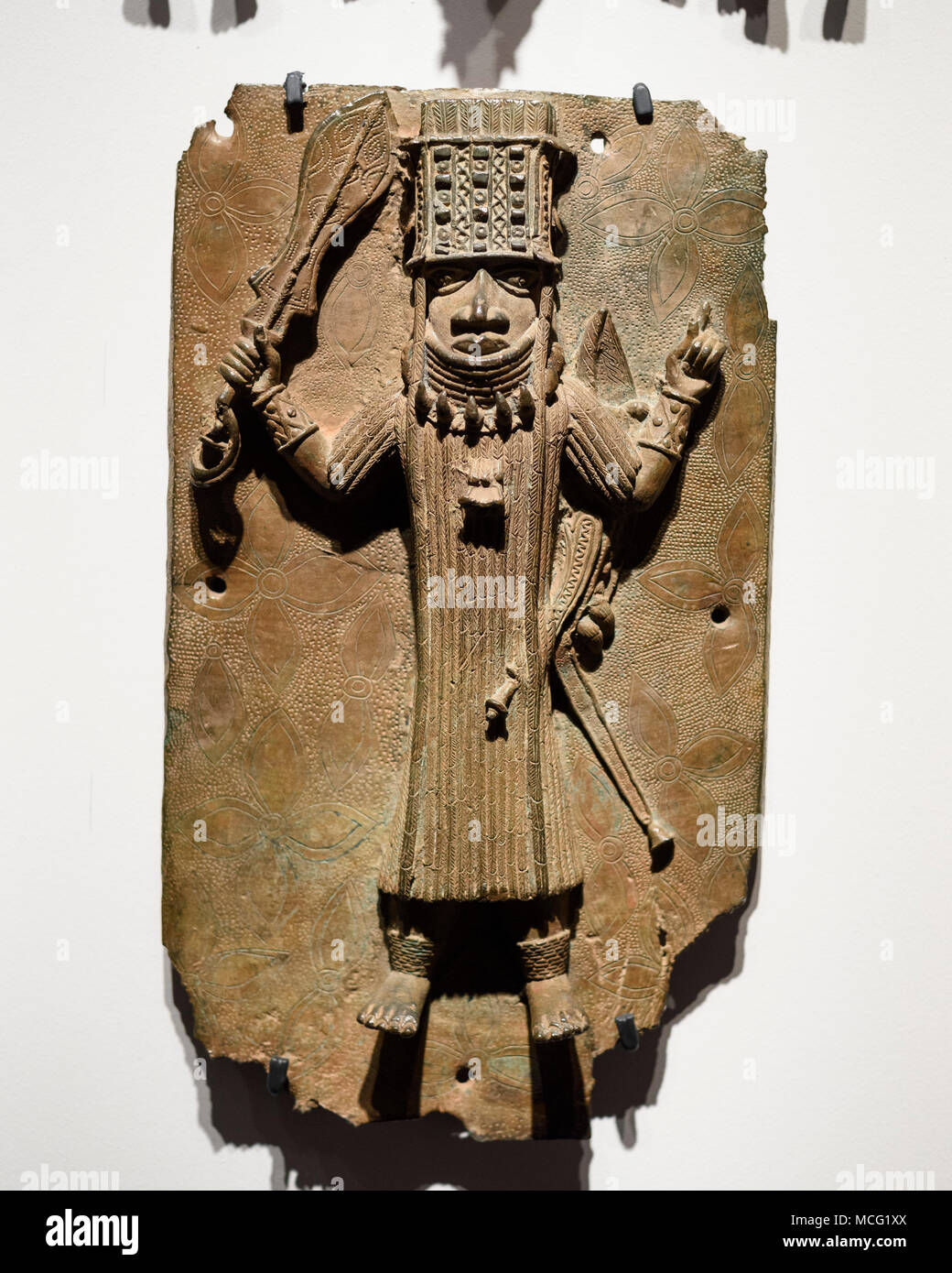 Berlino. Germania. Benin bronzi. Oba / King (Ozolua?), cinque-seicentesco, targa in ottone. Dal royal court palace del Regno del Benin. Etnologiche Foto Stock