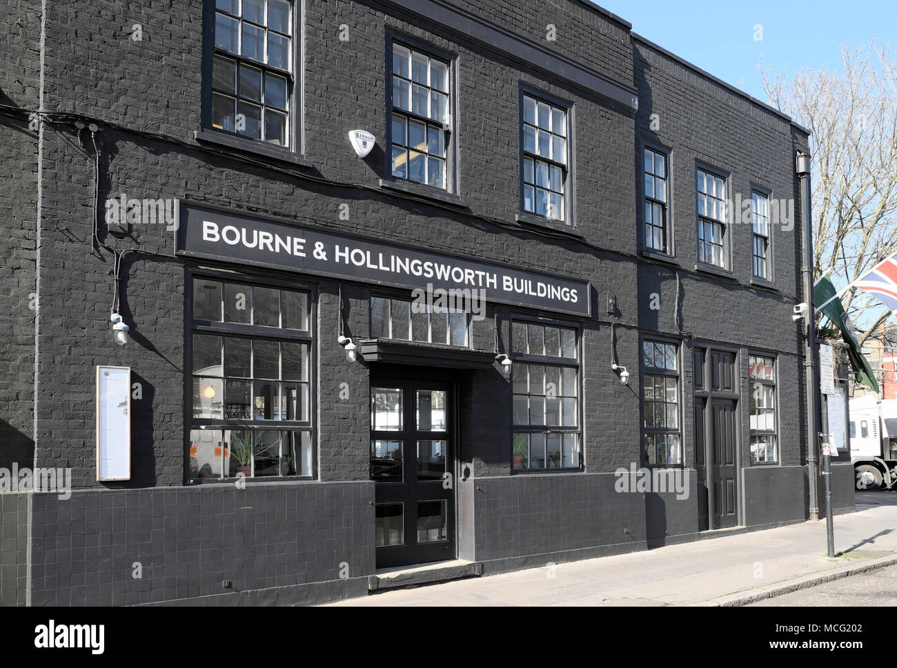 Vista esterna della strada di Bourne & Hollingsworth edifici Bar e Ristorante esterno edificio a Clerkenwell, Londra EC1 Inghilterra Regno Unito KATHY DEWITT Foto Stock