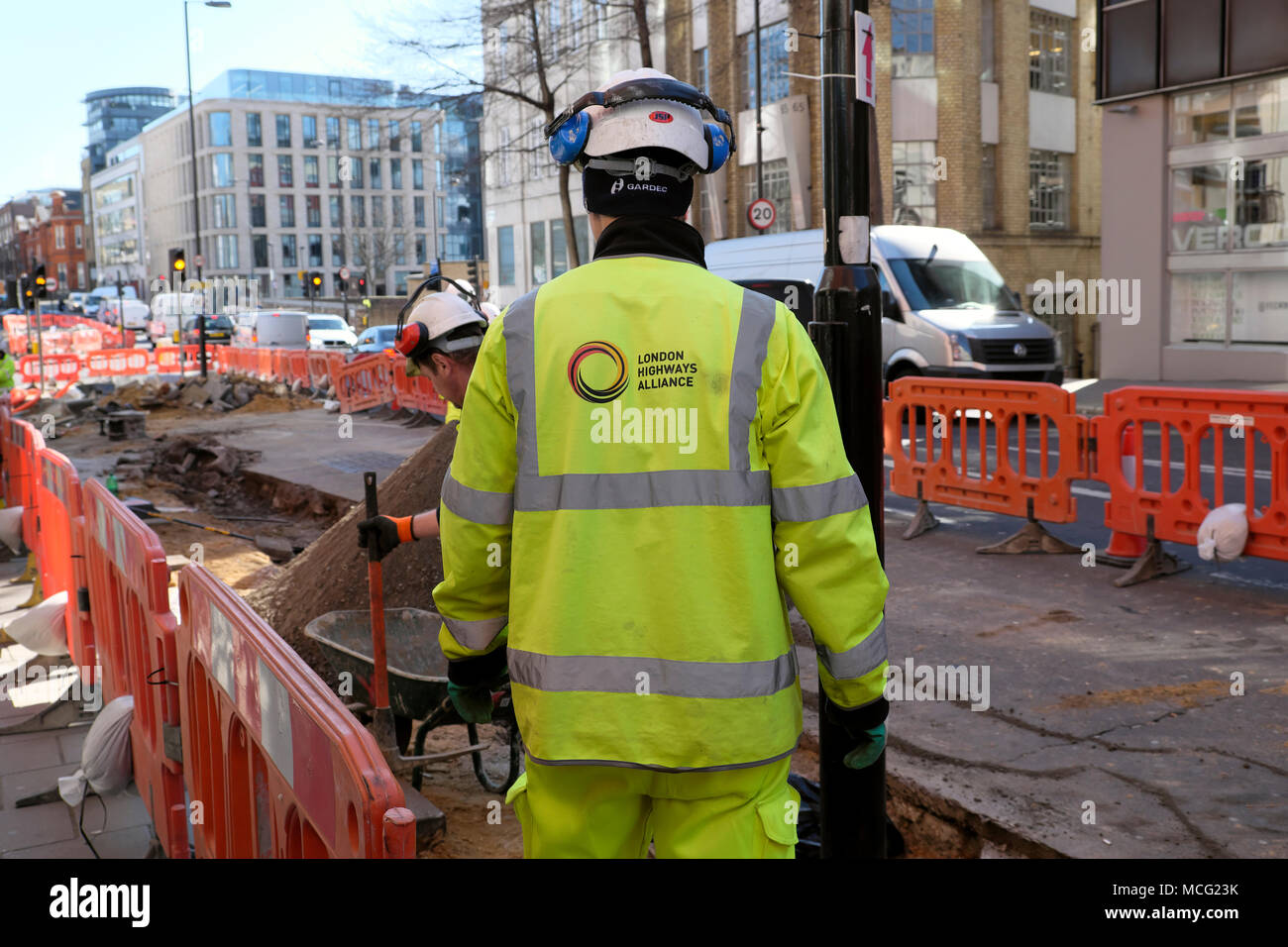 Lavoratore che indossa Londra Autostrade Alliance logo sul retro della giacca lavorando su Superhighway ciclo ciclismo corsia su Clerkenwell Road Londra UK KATHY DEWITT Foto Stock